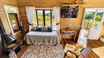 Premium Cabin (Cabana Pôr-do-Sol com Jacuzzi + Hidro) | 1 bedroom, premium bedding, WiFi (free), individually decorated