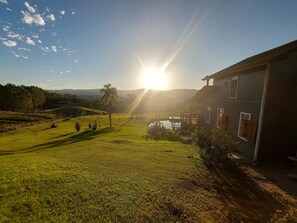 Smekmånadsstuga - eldstad - utsikt mot bergen | Utsikt mot trädgården