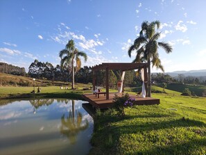 Smekmånadsstuga - eldstad - utsikt mot bergen | Sjöutsikt