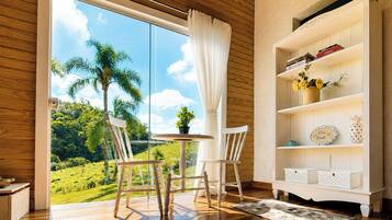 Stuga Premium (Cabana Pôr-do-Sol com Jacuzzi + Hidro) | Vardagsrum | 43-tums LED-tv med kabelkanaler, tv och leksaker