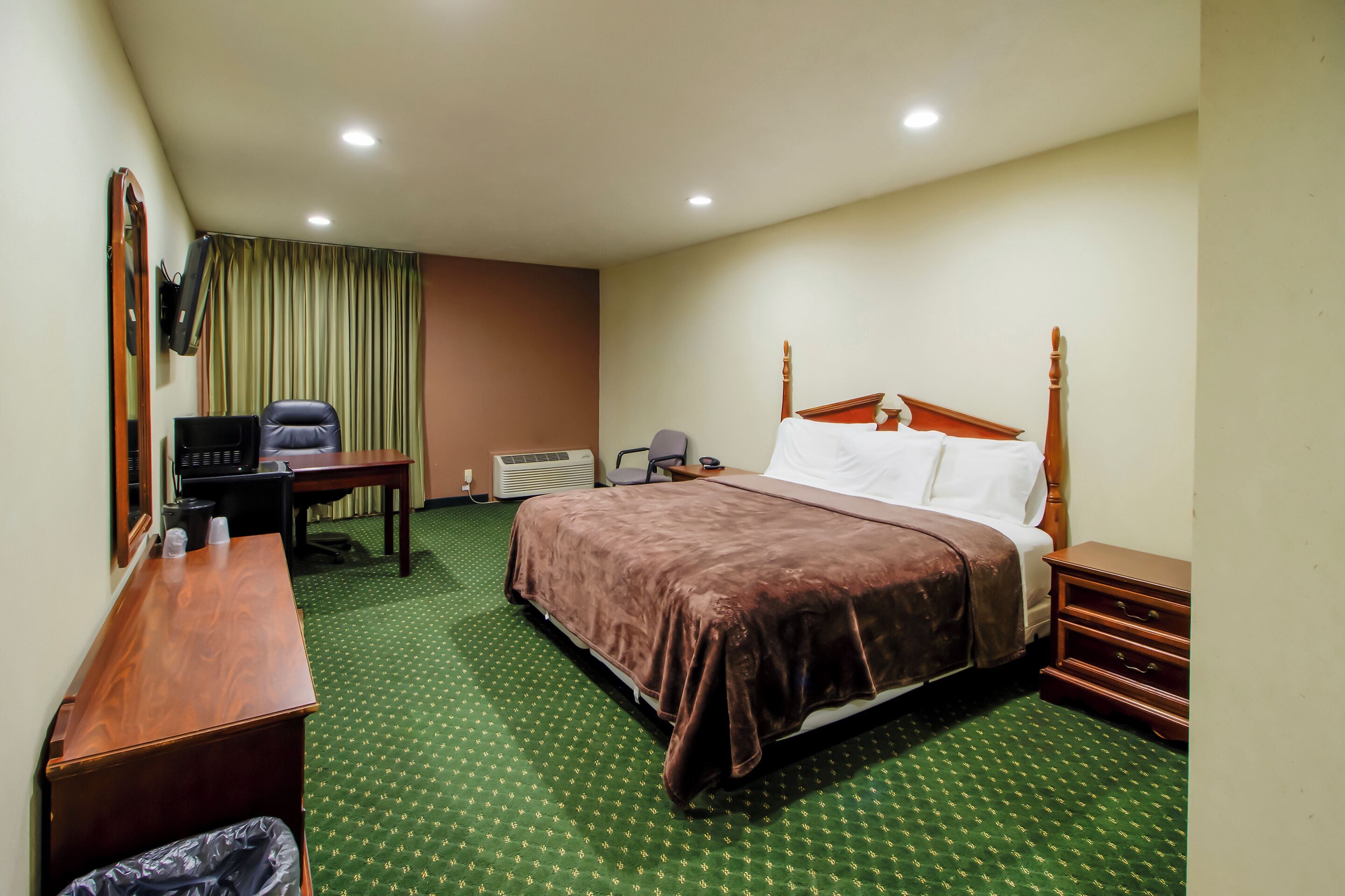 Room, 1 King Bed, Courtyard Area