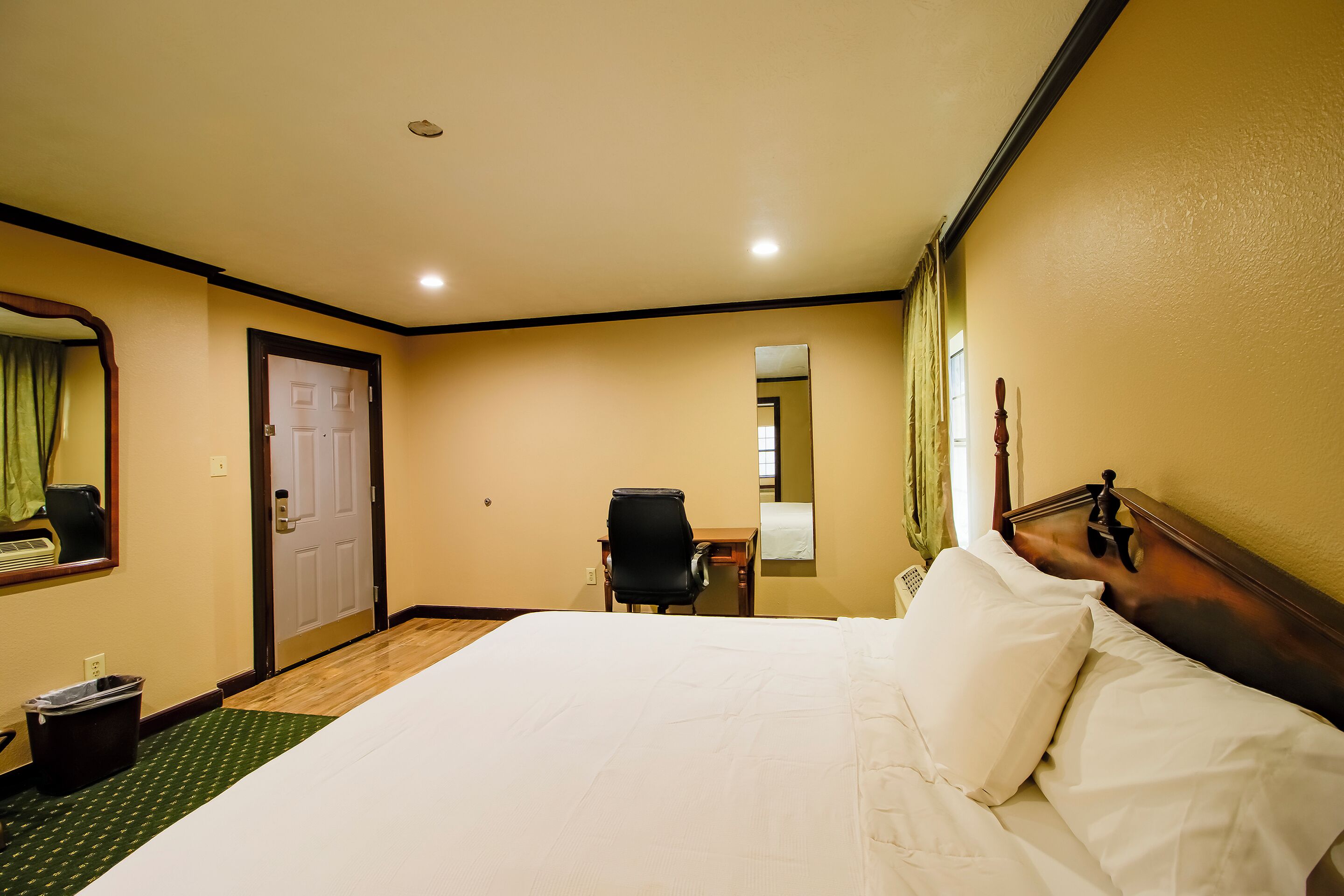 Minibar, iron/ironing board, free WiFi, bed sheets