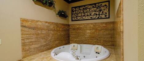 Chambre, 1 trÚs grand lit, baignoire à jets | Intérieur