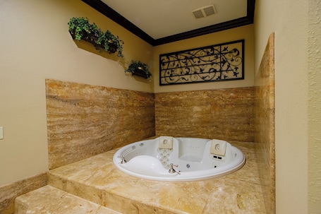 Habitación, 1 cama de matrimonio grande, bañera de hidromasaje | Interior