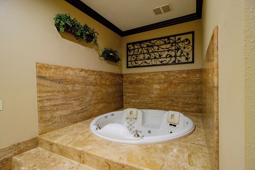 OYO Pinewood Inn & Suites Silsbee