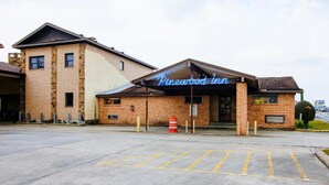 Pinewood Inn mit Backsteinfassade und überdachter Eingangszone.