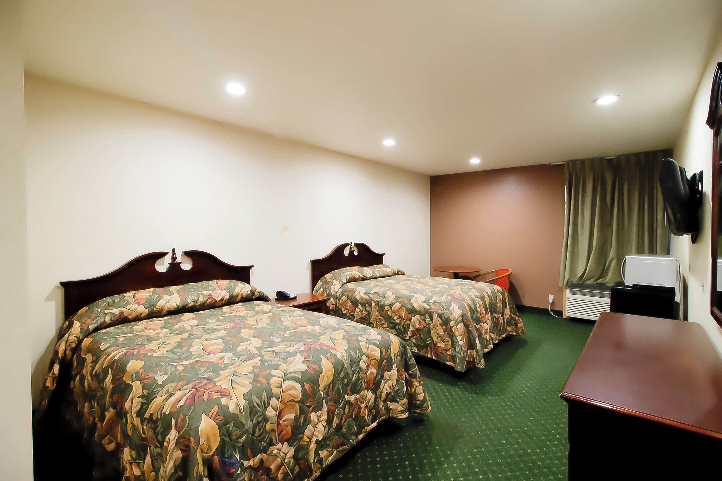 Minibar, iron/ironing board, free WiFi, bed sheets