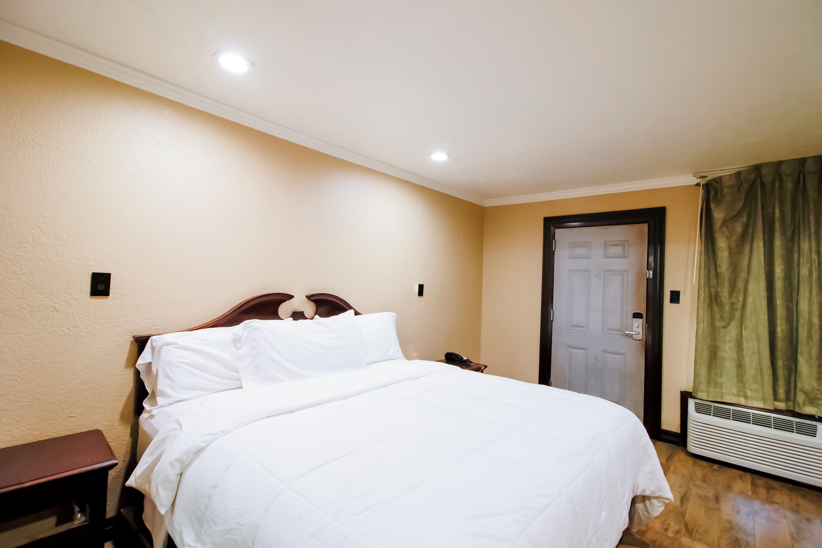 Minibar, iron/ironing board (on request), WiFi (free), bed sheets