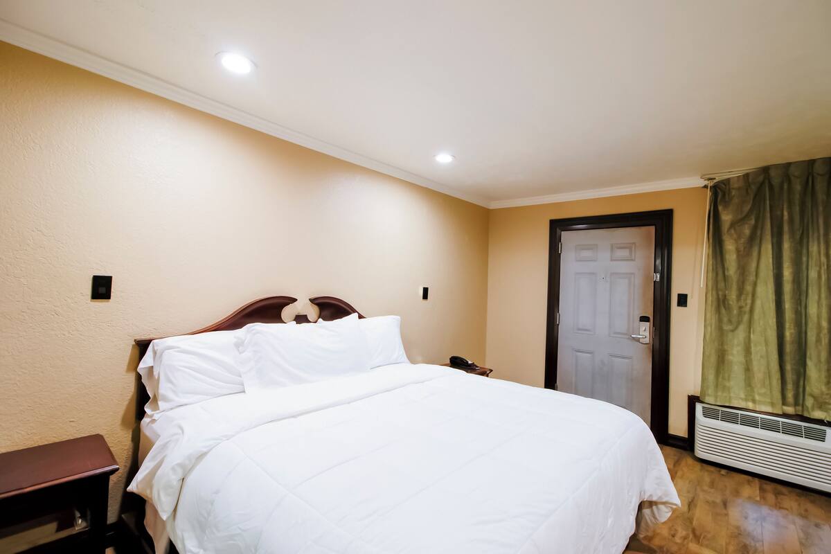 Minibar, iron/ironing board (on request), WiFi (free), bed sheets