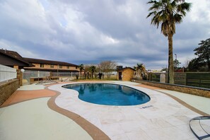 Outdoor pool - OYO Pinewood Inn & Suites Silsbee (Silsbee)