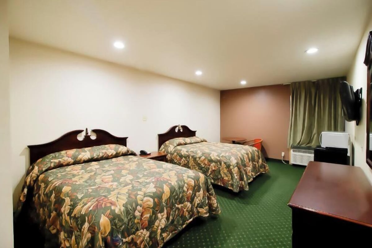 Minibar, iron/ironing board (on request), WiFi (free), bed sheets