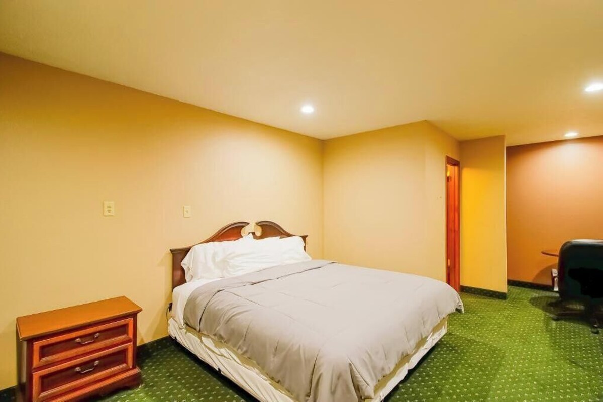 Room, 3 Bedrooms | Minibar, iron/ironing board (on request), WiFi (free), bed sheets