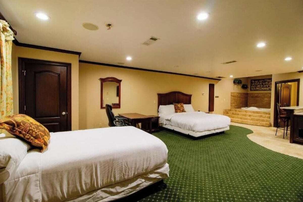 Minibar, iron/ironing board (on request), WiFi (free), bed sheets