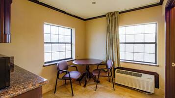 Minibar, tabla de planchar con plancha, wifi gratis y ropa de cama