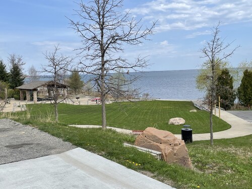 Cute and cozy cabin with fenced private yard! Close to everything and the lake!
