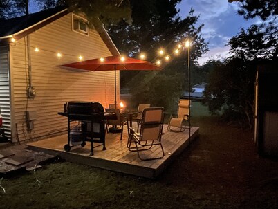 Cute and cozy cabin with fenced private yard! Close to everything and the lake!