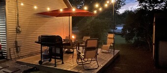 Cute and cozy cabin with fenced private yard! Close to everything and the lake!