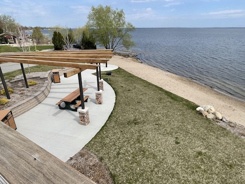 Cute and cozy cabin with fenced private yard! Close to everything and the lake!