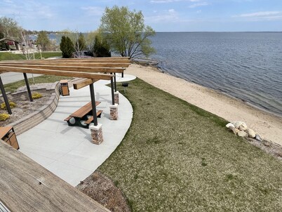 Cute and cozy cabin with fenced private yard! Close to everything and the lake!