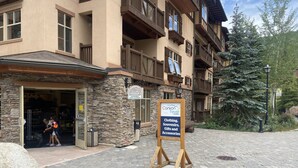 Un bâtiment en pierre avec une devanture de magasin et une enseigne.