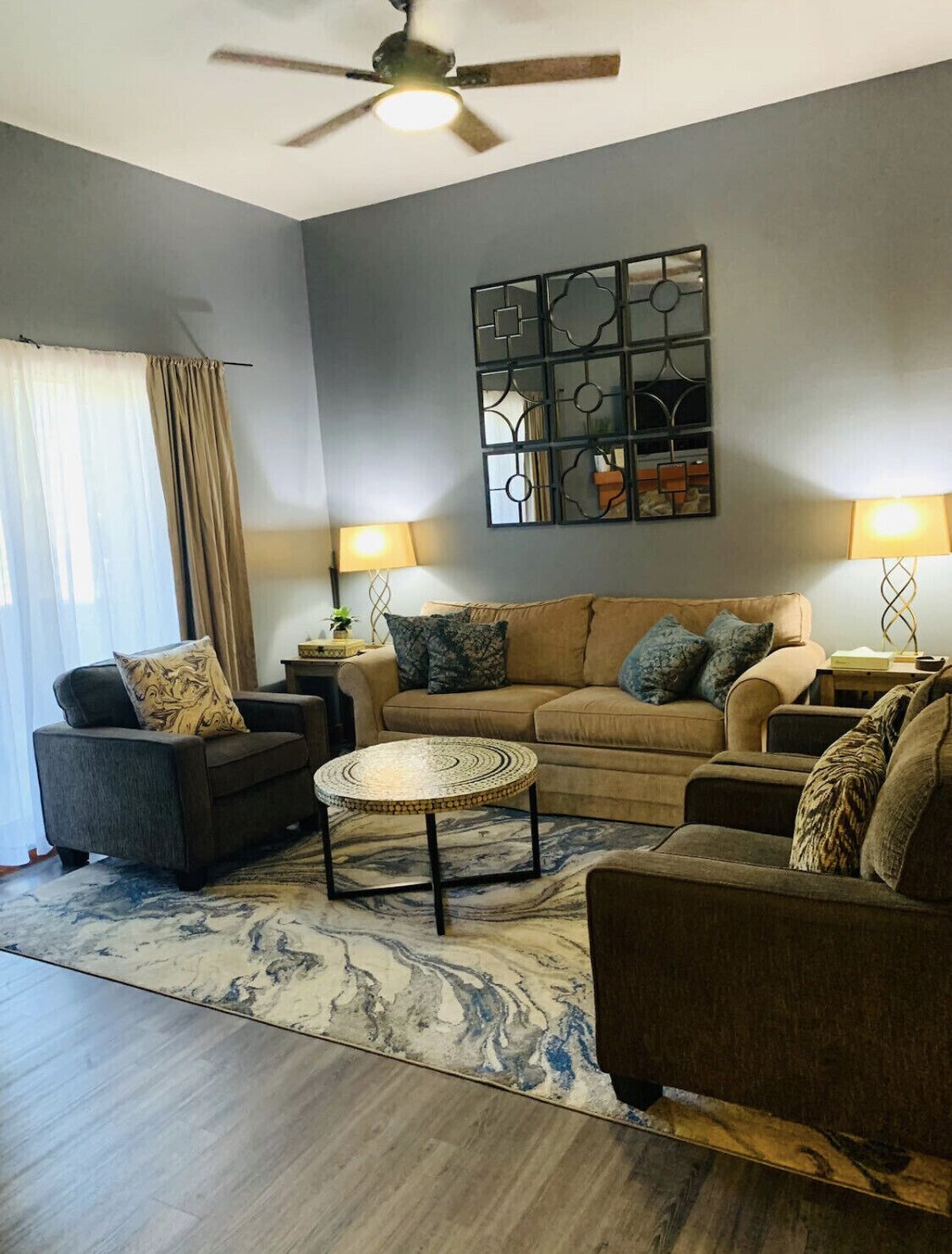 Smart-TV, Kamin, Bücher