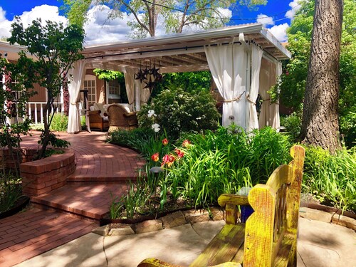 BOUTIQUE HOTEL - King Room-1/2 mi. from Santa Fe Plaza