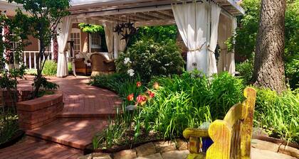 BOUTIQUE HOTEL - King Room-1/2 mi. from Santa Fe Plaza
