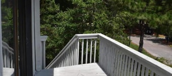 Clean Pinehurst Treehouse Social dist Hideout