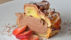 Un dessert con ripieno al cioccolato e fragole.