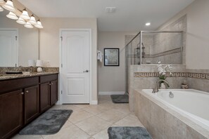 Combined shower/bathtub, hair dryer, towels - Captivating 6BR Villa, Pool/Spa,Resort - by Blue Sky Villas (Davenport)