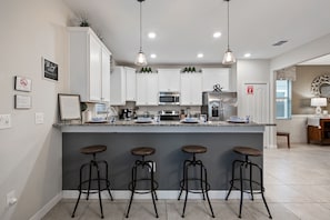 Kjøleskap, mikrobølgeovn, ovn og kokeplater