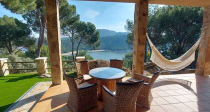 Villa Costa Madrid con piscina privada y vistas al pantano, hasta 10 personas.