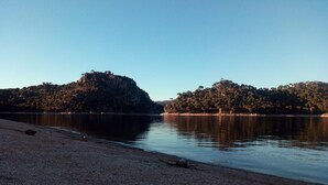 Um lago tranquilo com duas ilhas arborizadas.