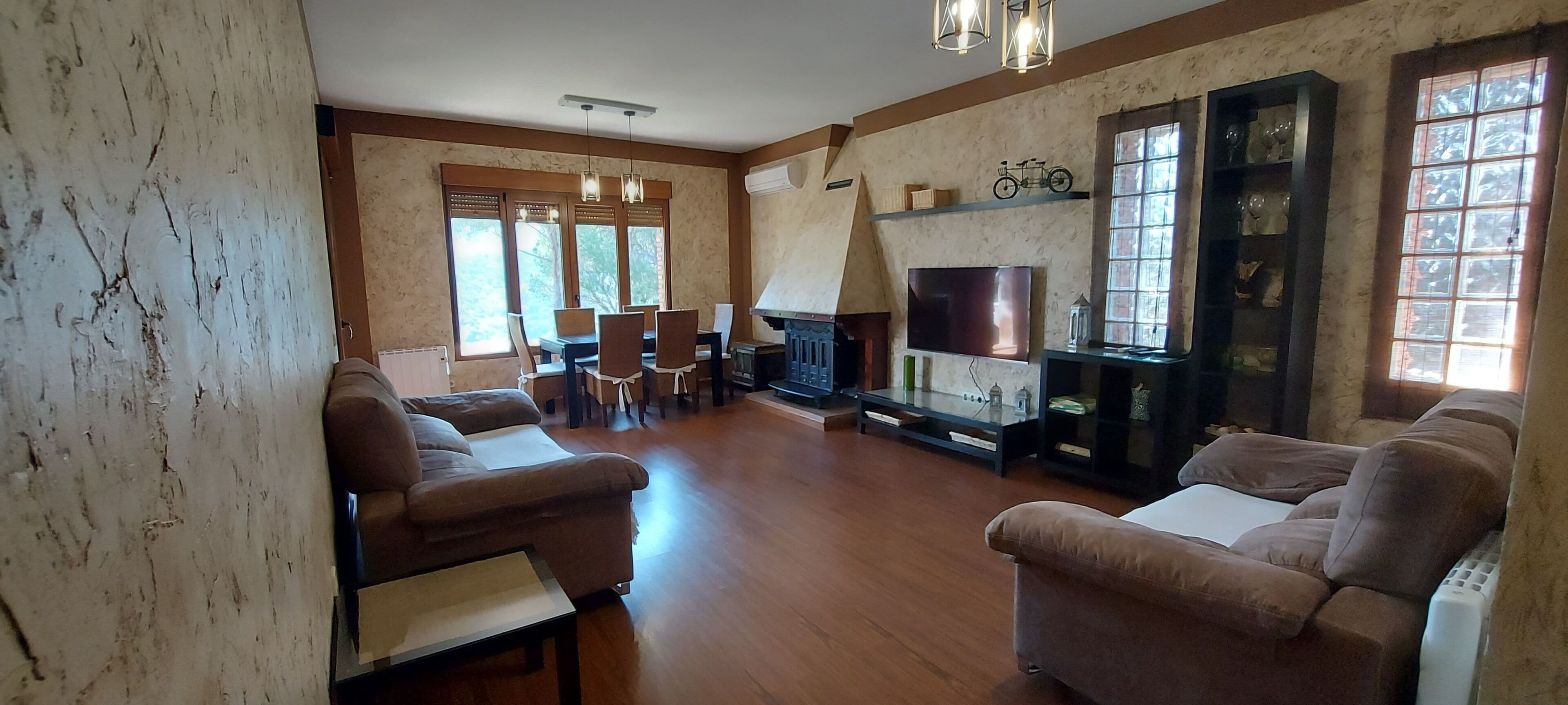 Villa Costa Madrid con piscina privada y vistas al pantano, hasta 10 personas.