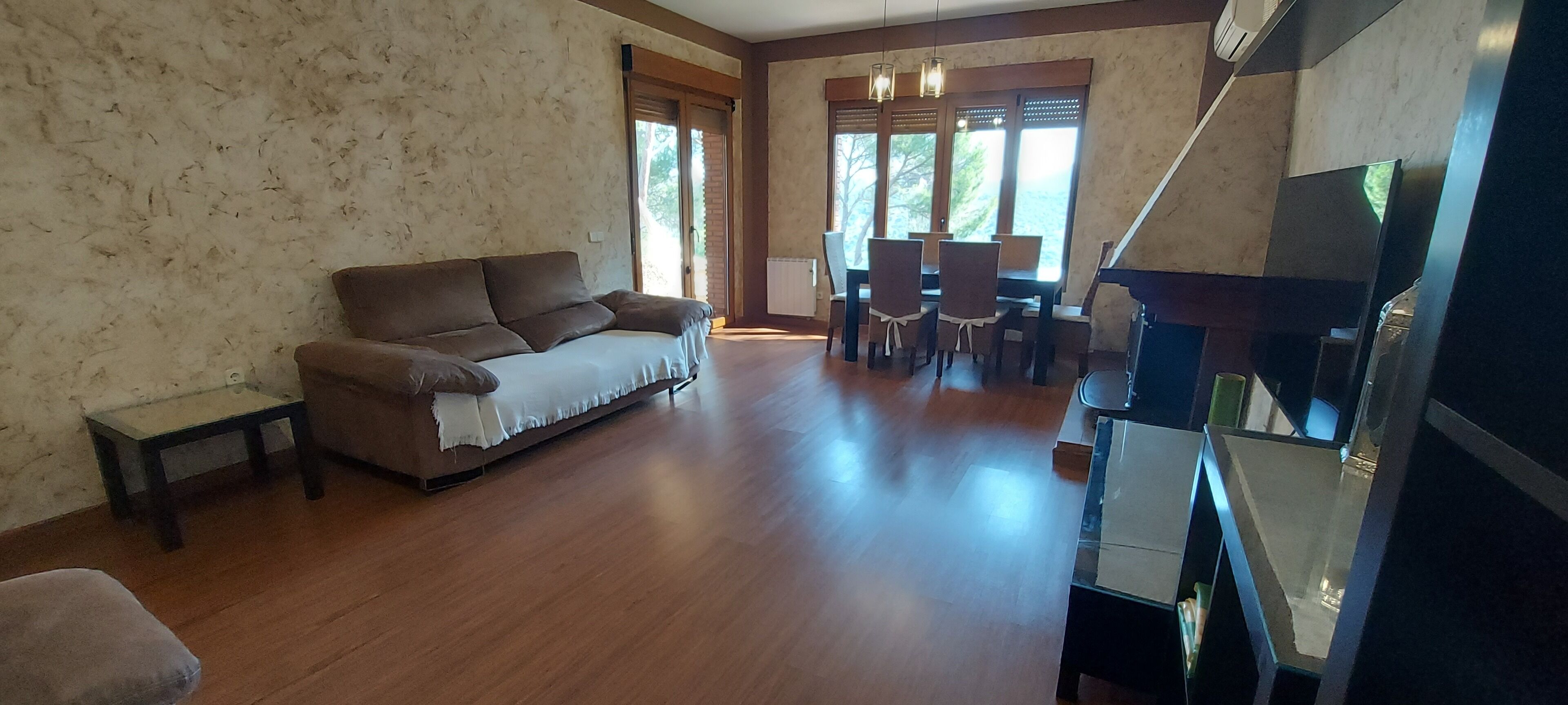 Villa Costa Madrid con piscina privada y vistas al pantano, hasta 10 personas.