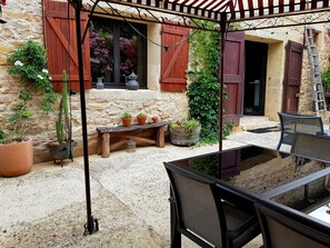 تناول الطعام بالخارج