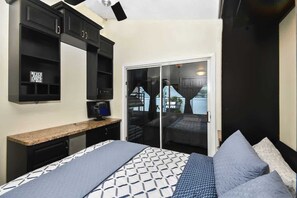 4 bedrooms, desk, iron/ironing board, free WiFi - Beautiful 4/2, Golf, Pool & Games! (Sanford)