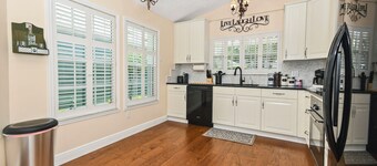 Beautiful 4/2 in Sanford: King Bed, Golf, Pool, Ping Pong, & Bunk Room!