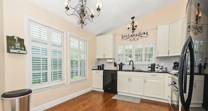 Beautiful 4/2 in Sanford: King Bed, Golf, Pool, Ping Pong, & Bunk Room!