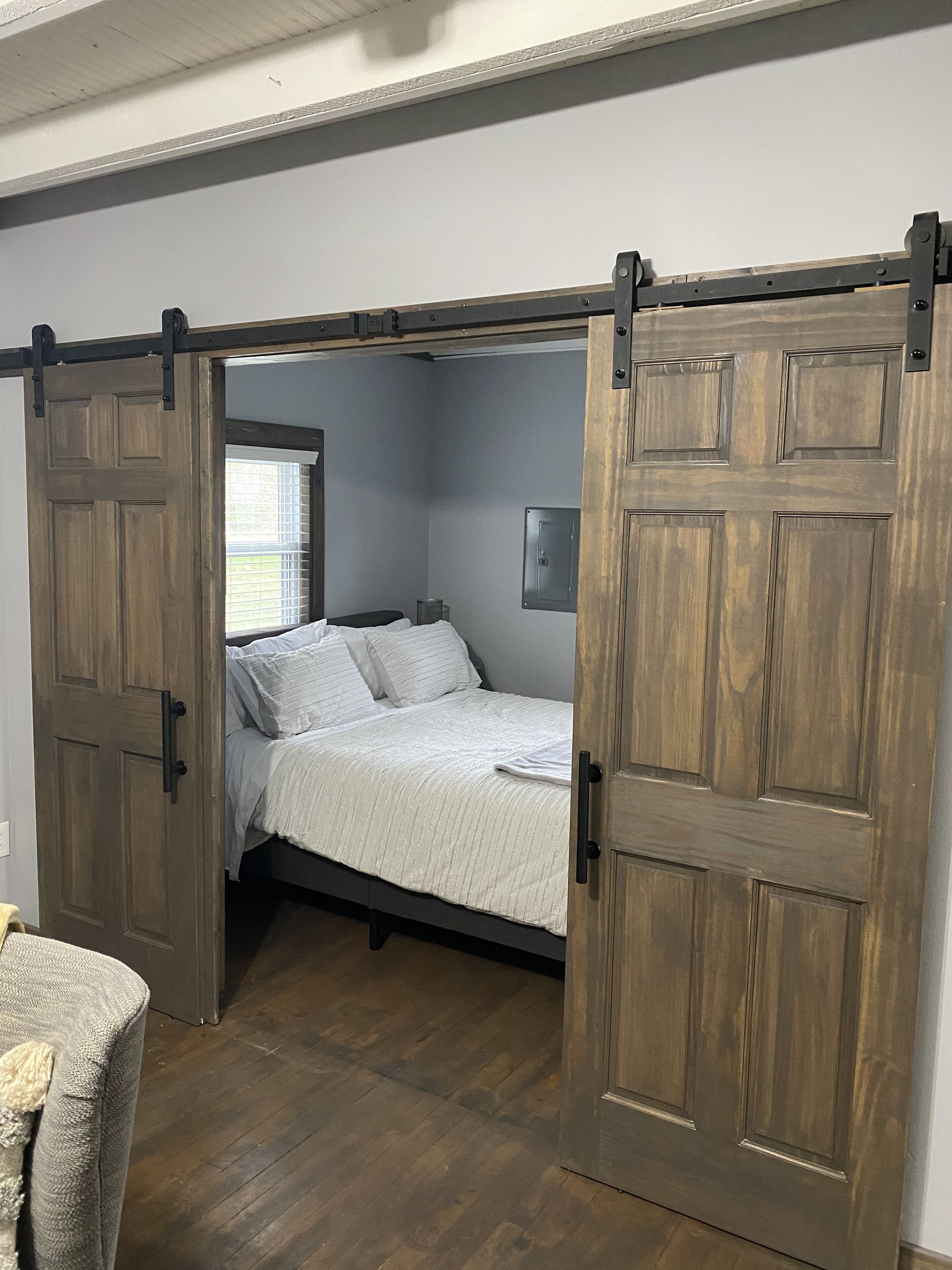 Minutes from Petoskey/Walloon/Boyne. Cute and Cozy. Quaint 1 acre property. 