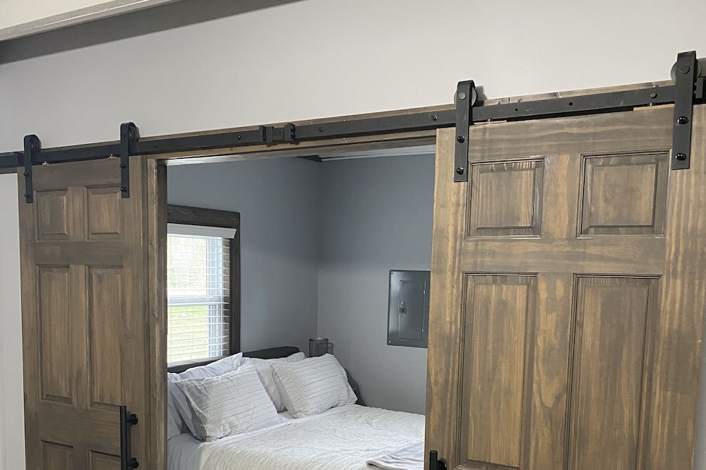 Minutes from Petoskey/Walloon/Boyne. Cute and Cozy. Quaint 1 acre property.