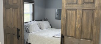 Cute and Cozy farm house on 1 acre. Serene views. A Gem!