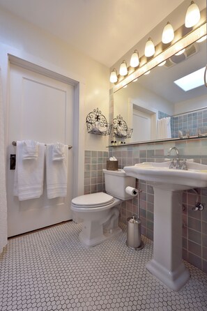 Combined shower/bathtub, hair dryer, towels