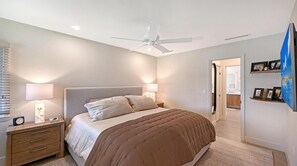 3 slaapkamers, een bureau, een strijkplank/strijkijzer, reisbedje