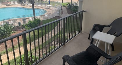 Cozy Beachfront Retreat; Updated modern décor