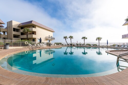 Cozy Beachfront Retreat; Updated modern décor