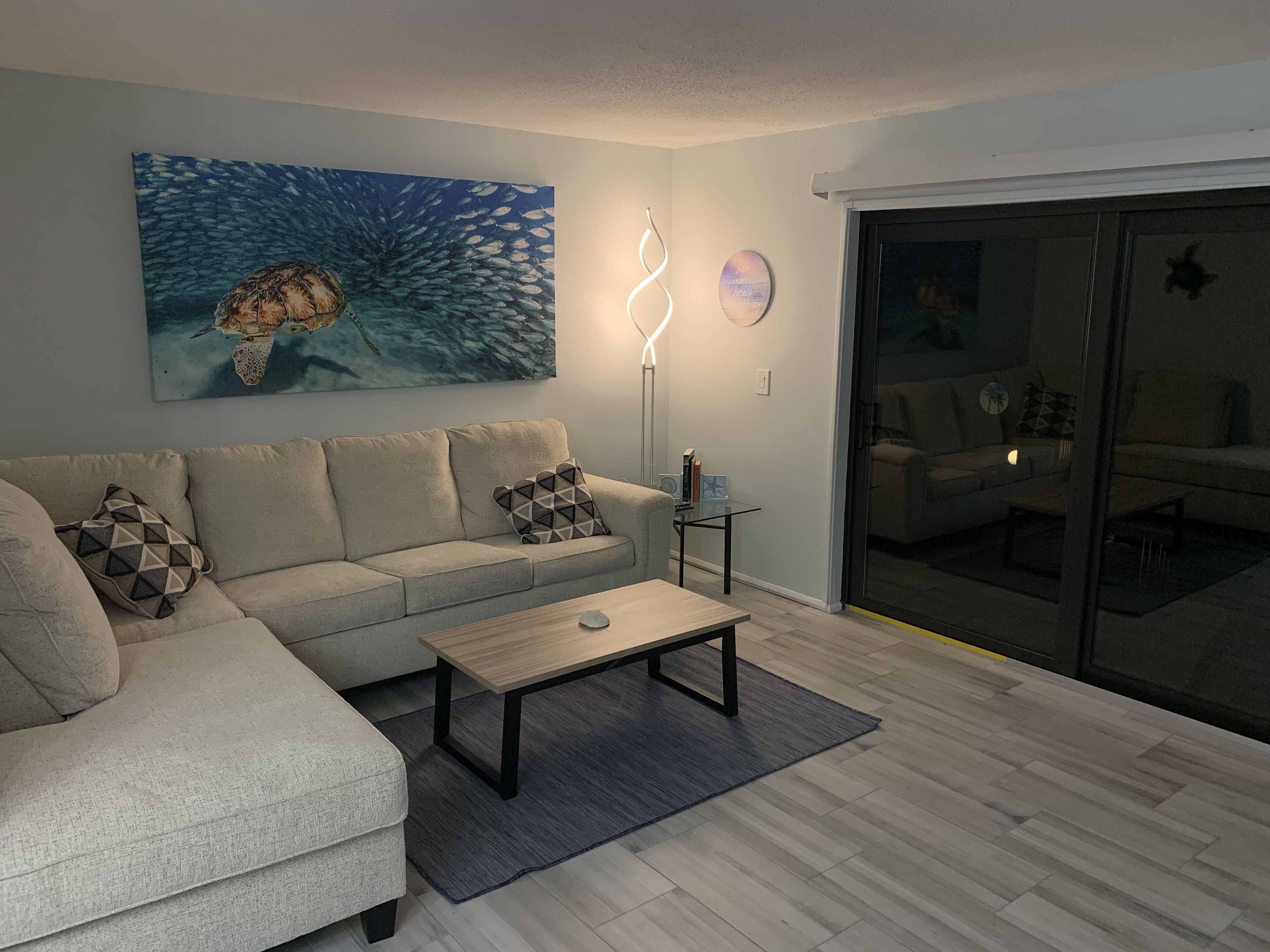 Cozy Beachfront Retreat; Updated modern décor