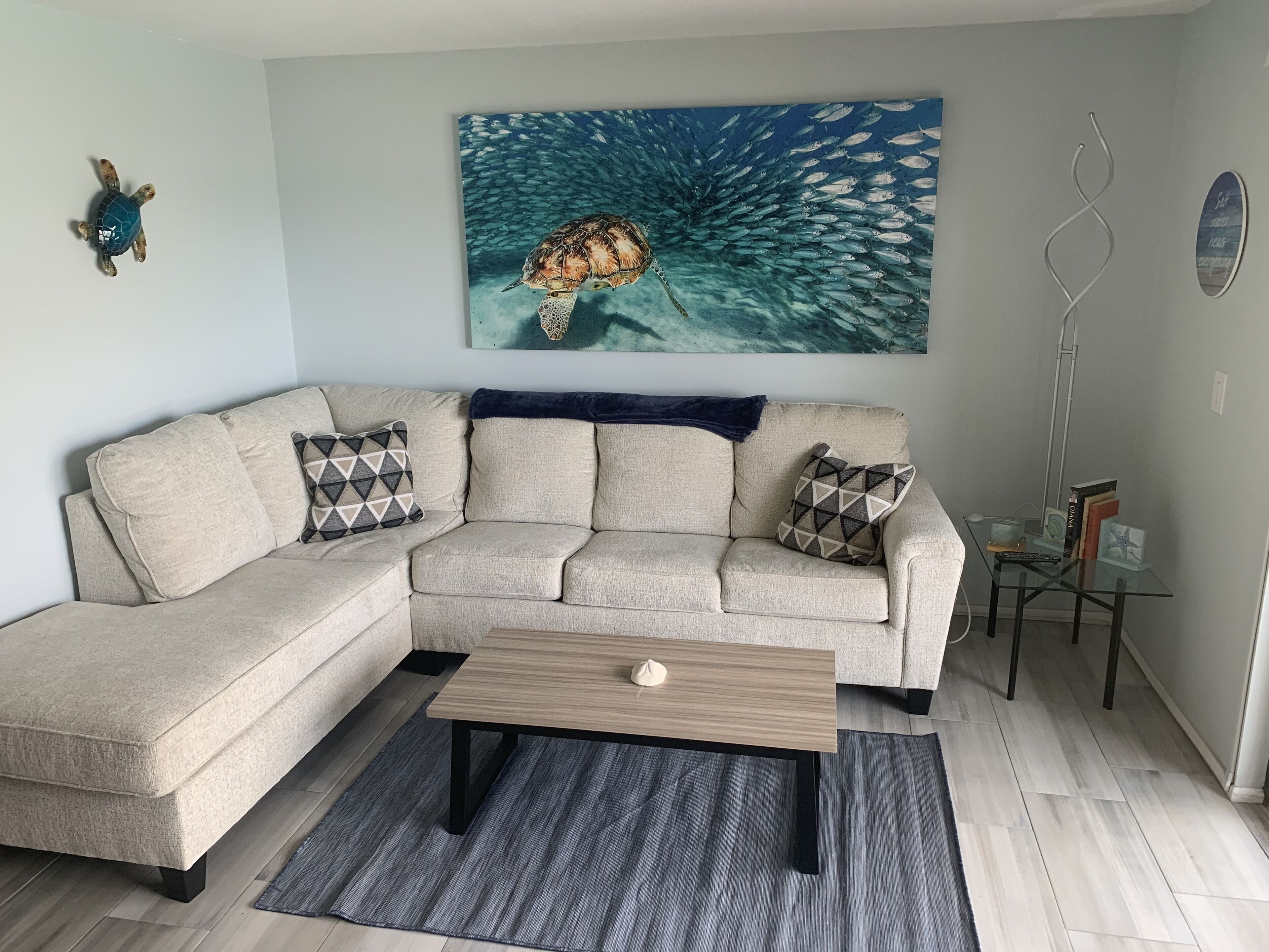 Cozy Beachfront Retreat; Updated modern décor