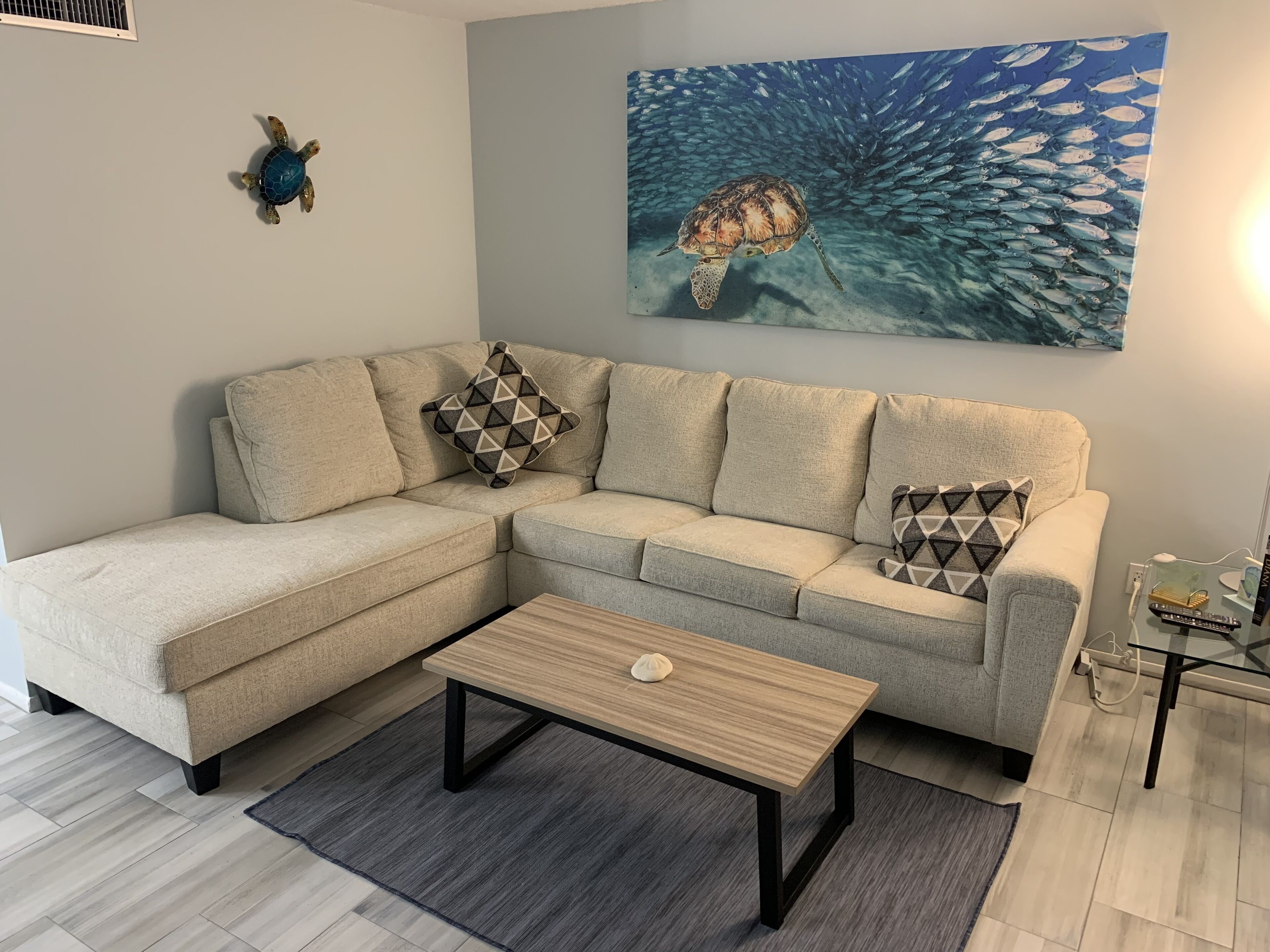 Cozy Beachfront Retreat; Updated modern décor