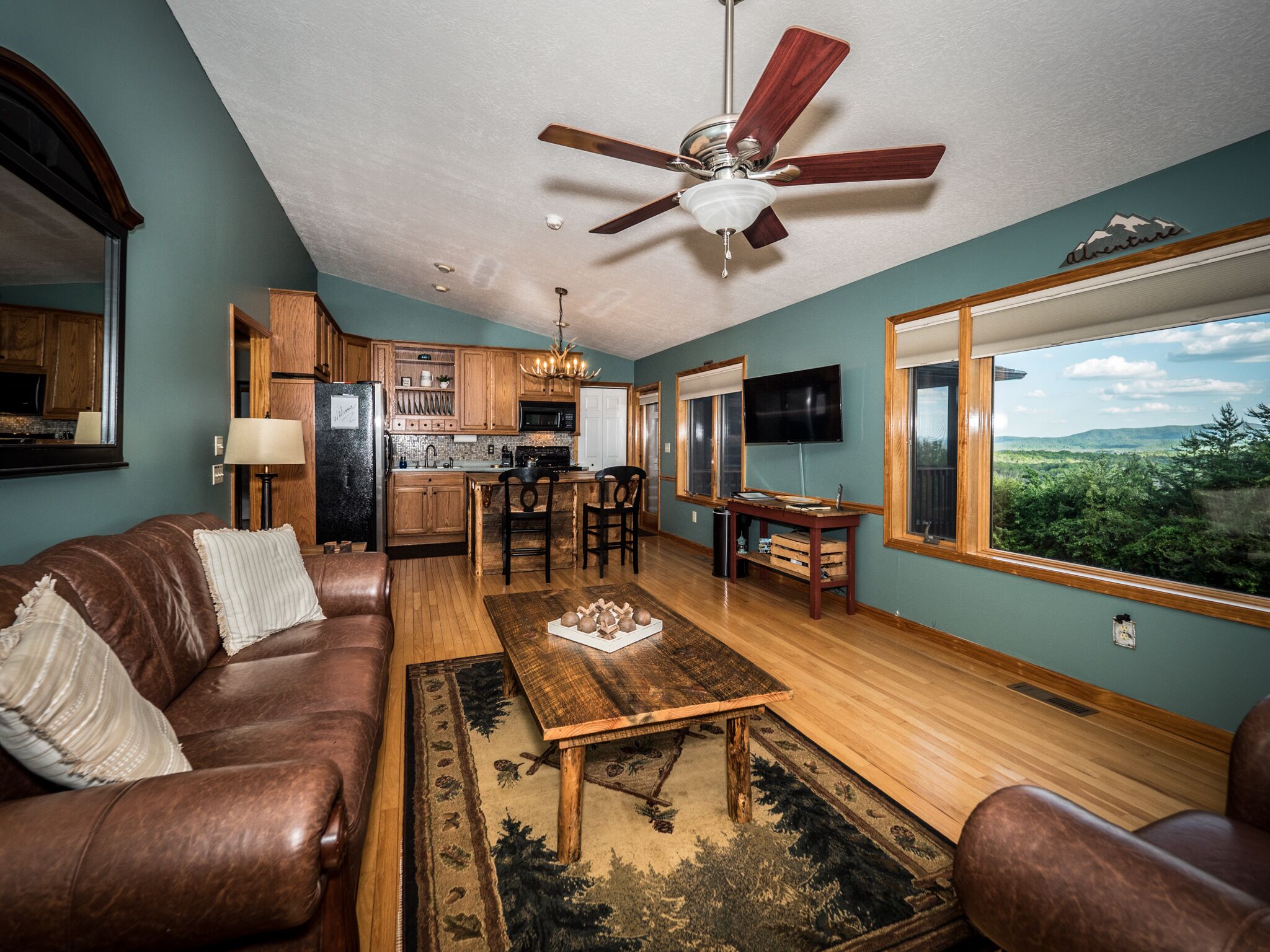 Cabin-Lookout Point-Long Range Mt Views-Hot tub-Fire Pit-Game Room-Dog friendly